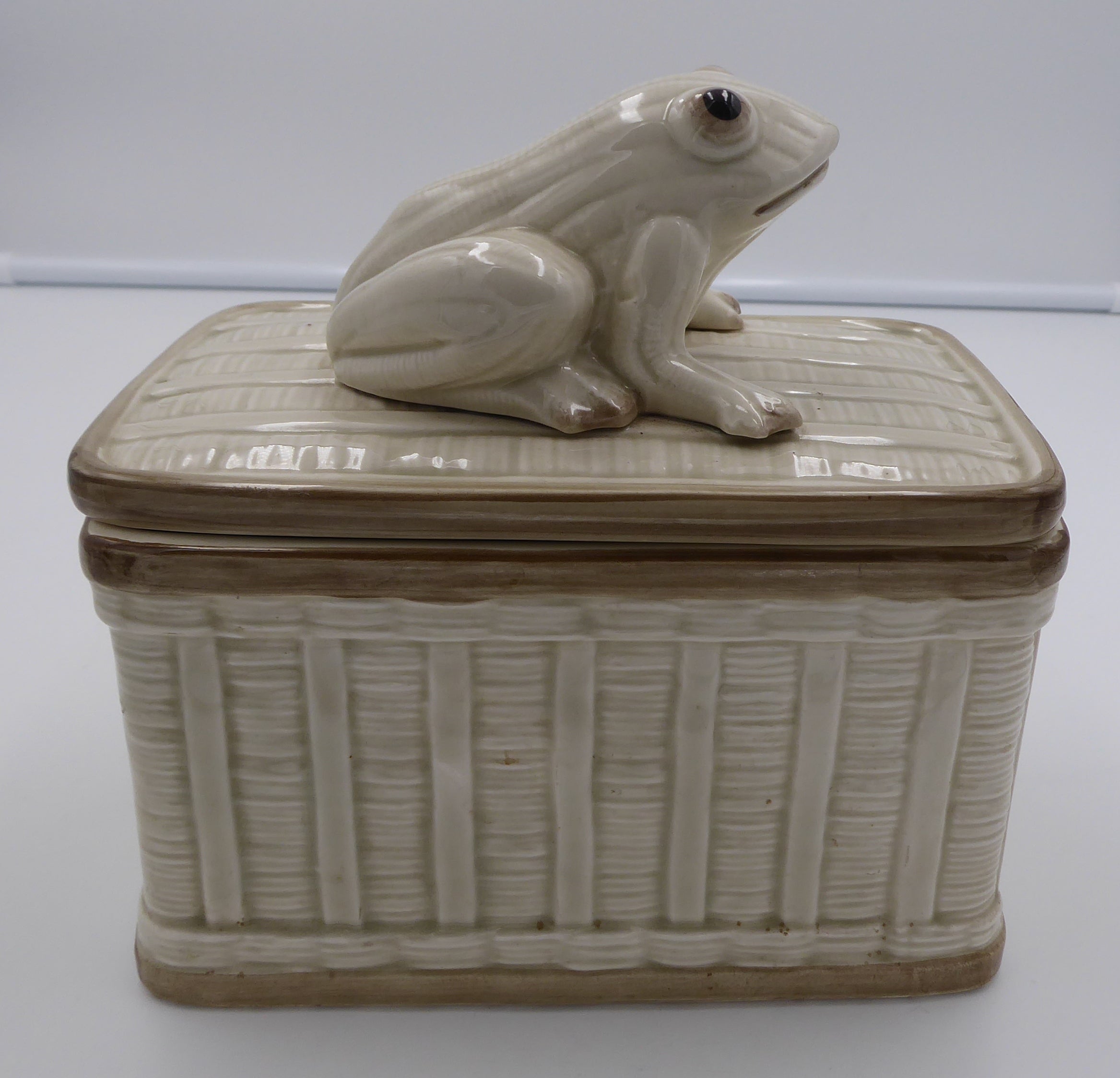 Belle et grande boite en céramique vernis rehaussée d'une grosse grenouille
