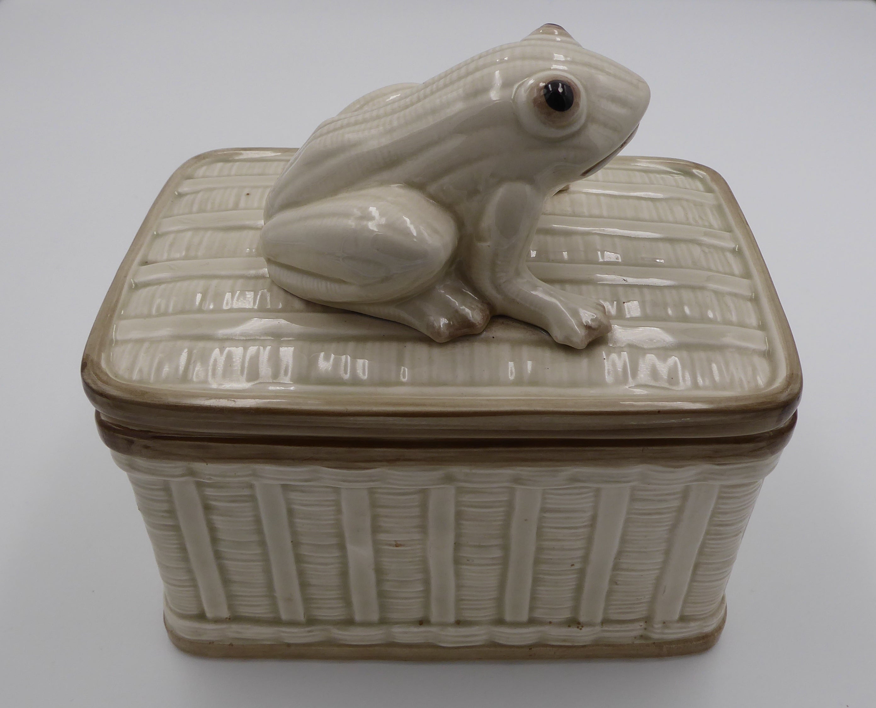 Belle et grande boite en céramique vernis rehaussée d'une grosse grenouille