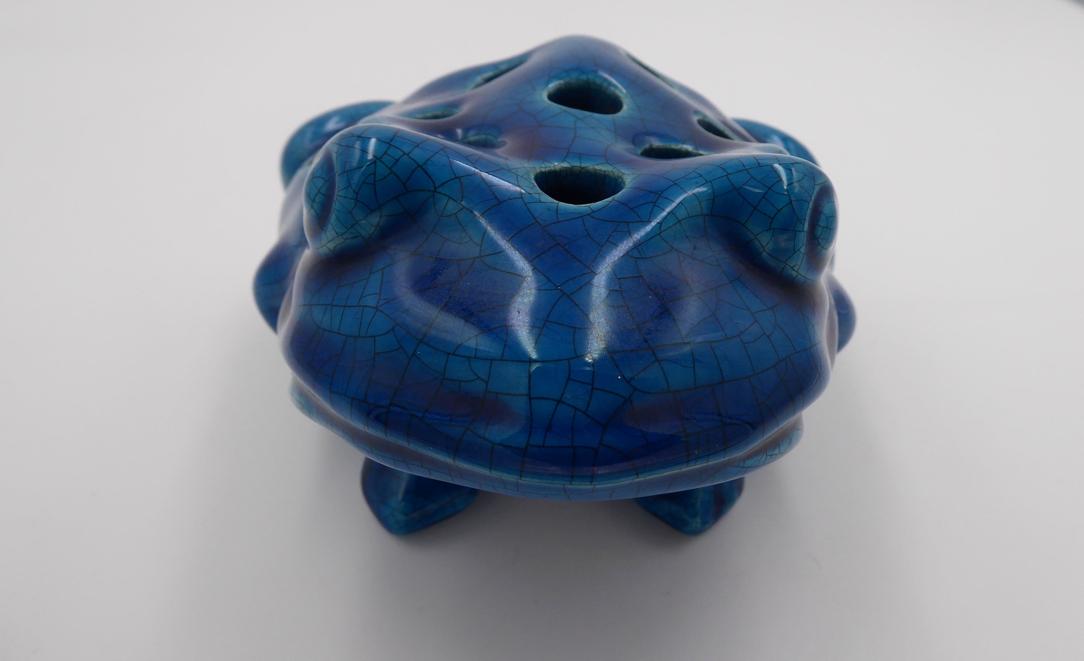 Grenouille de taille moyenne en céramique bleu craquelée
