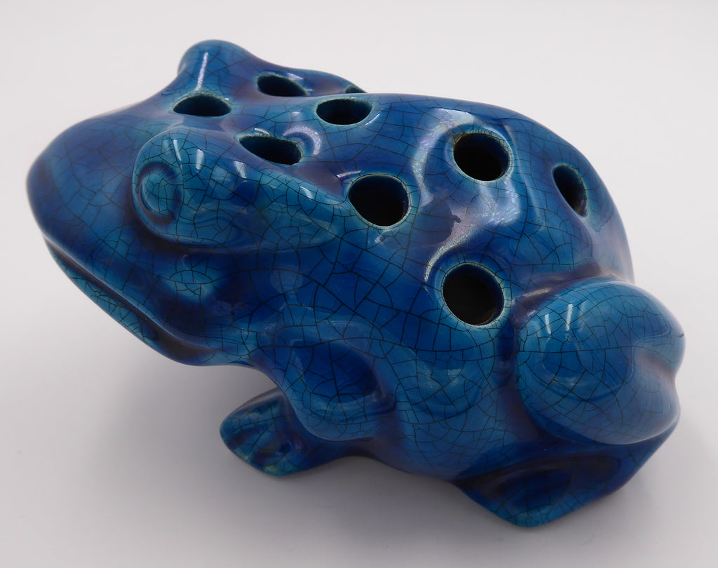 Grenouille de grande taille en céramique bleu craquelée