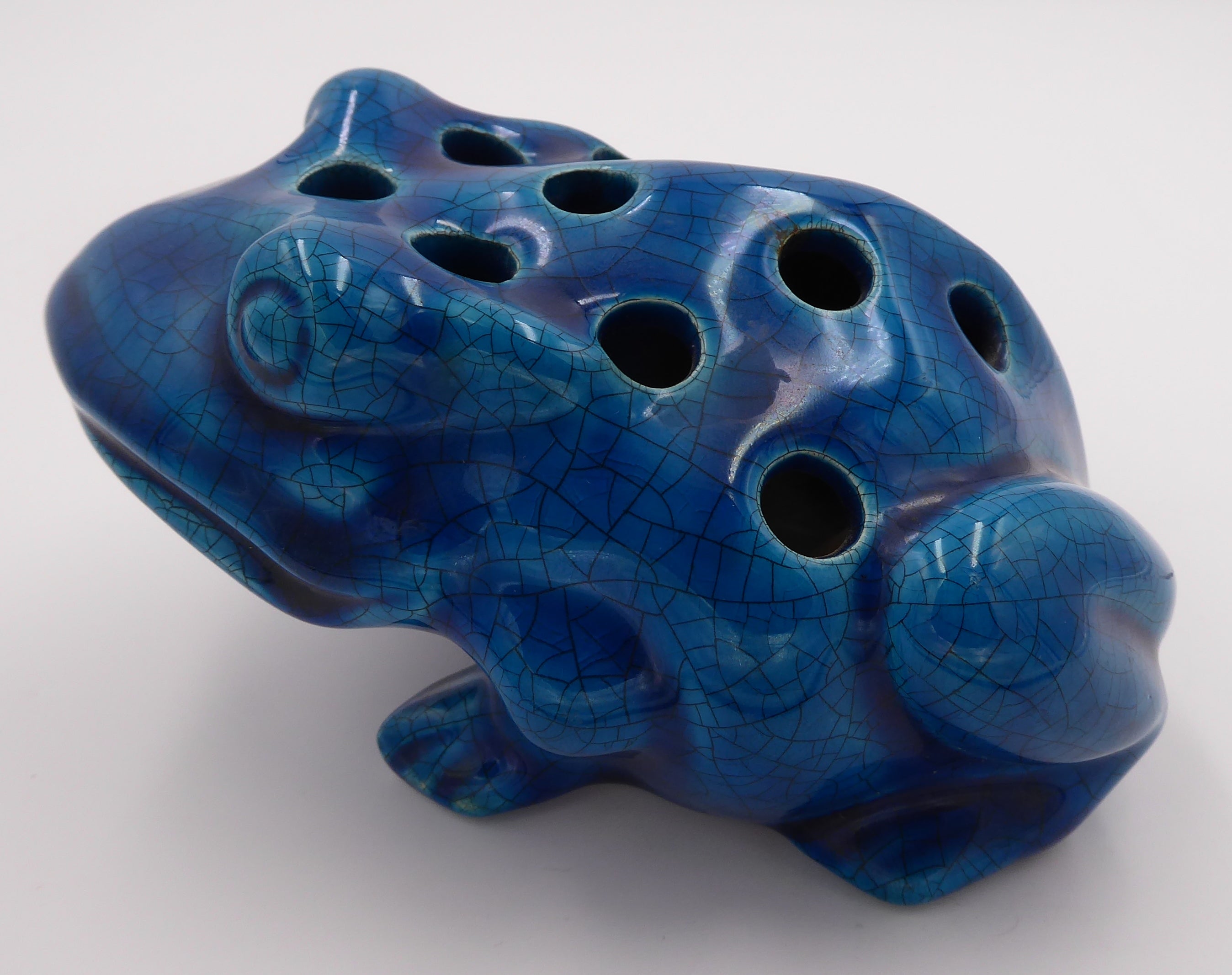 Grenouille de grande taille en céramique bleu craquelée