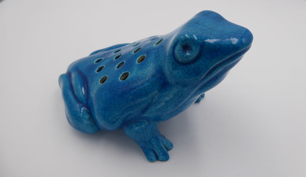 Grenouille de grande taille en céramique bleu craquelée