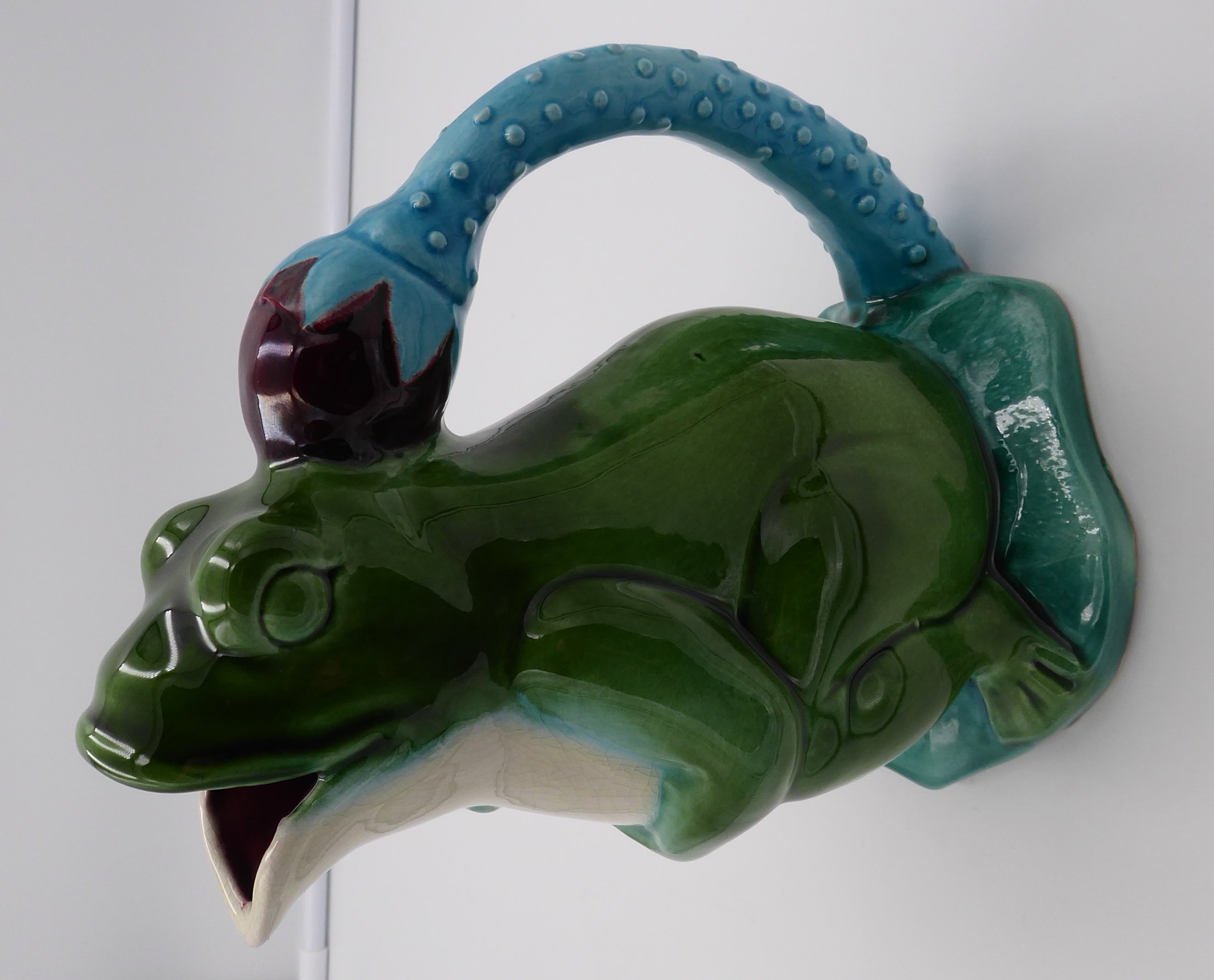 Broc grenouille céramique verte anse bleu