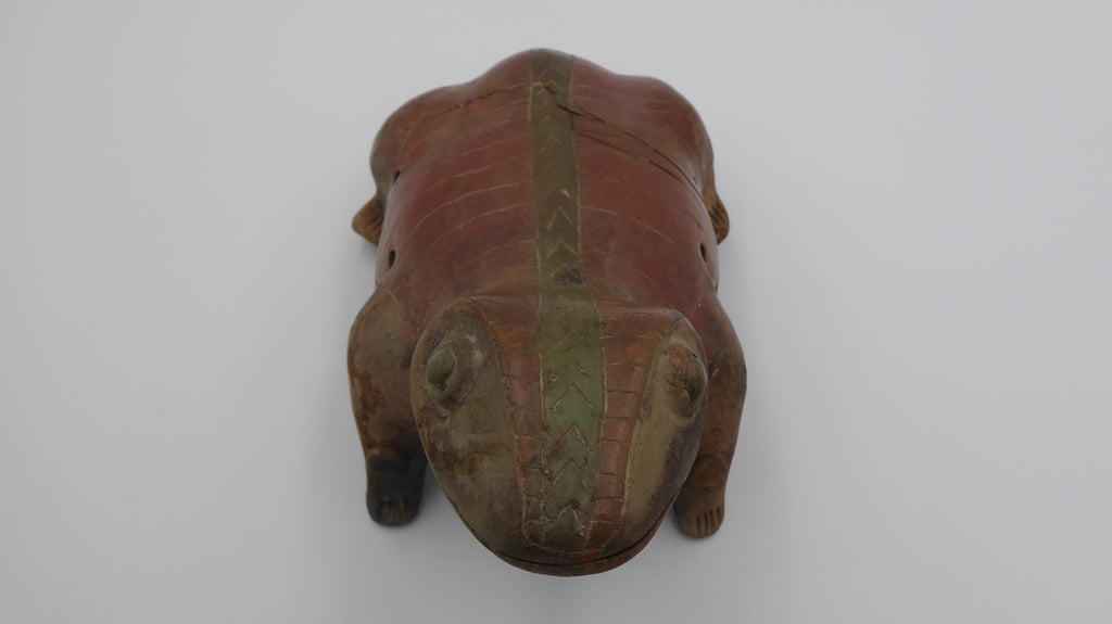 Très vieille grenouille en terre cuite décorée