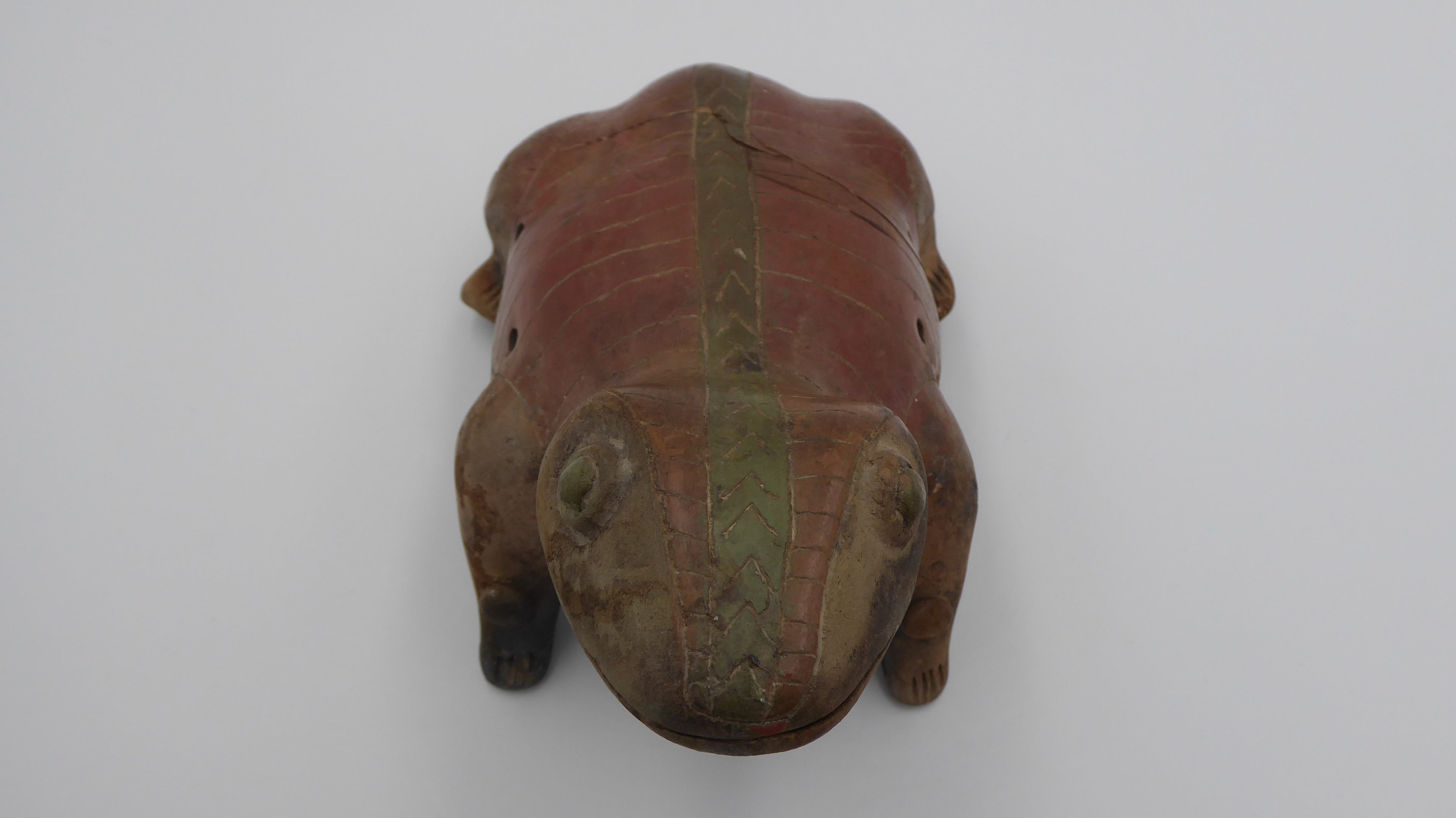 Très vieille grenouille en terre cuite décorée