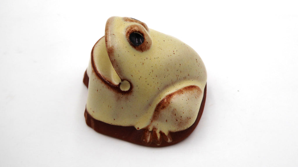 Petite grenouille en terre cuite signée A ALVES