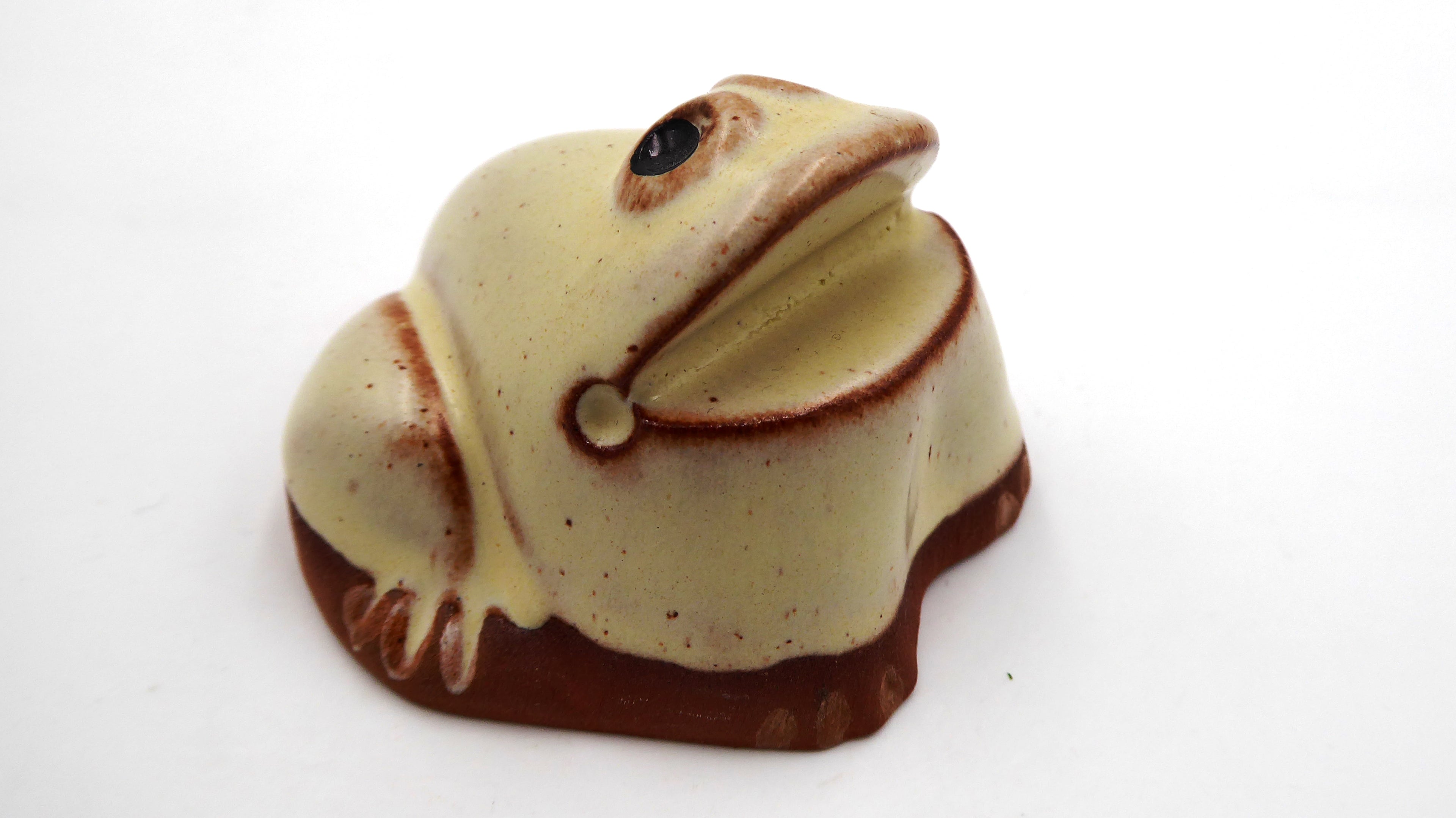 Petite grenouille en terre cuite signée A ALVES