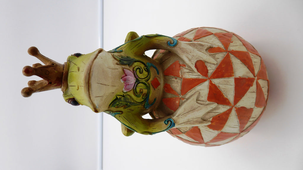 Céramique mate grenouille roi sur sa boule