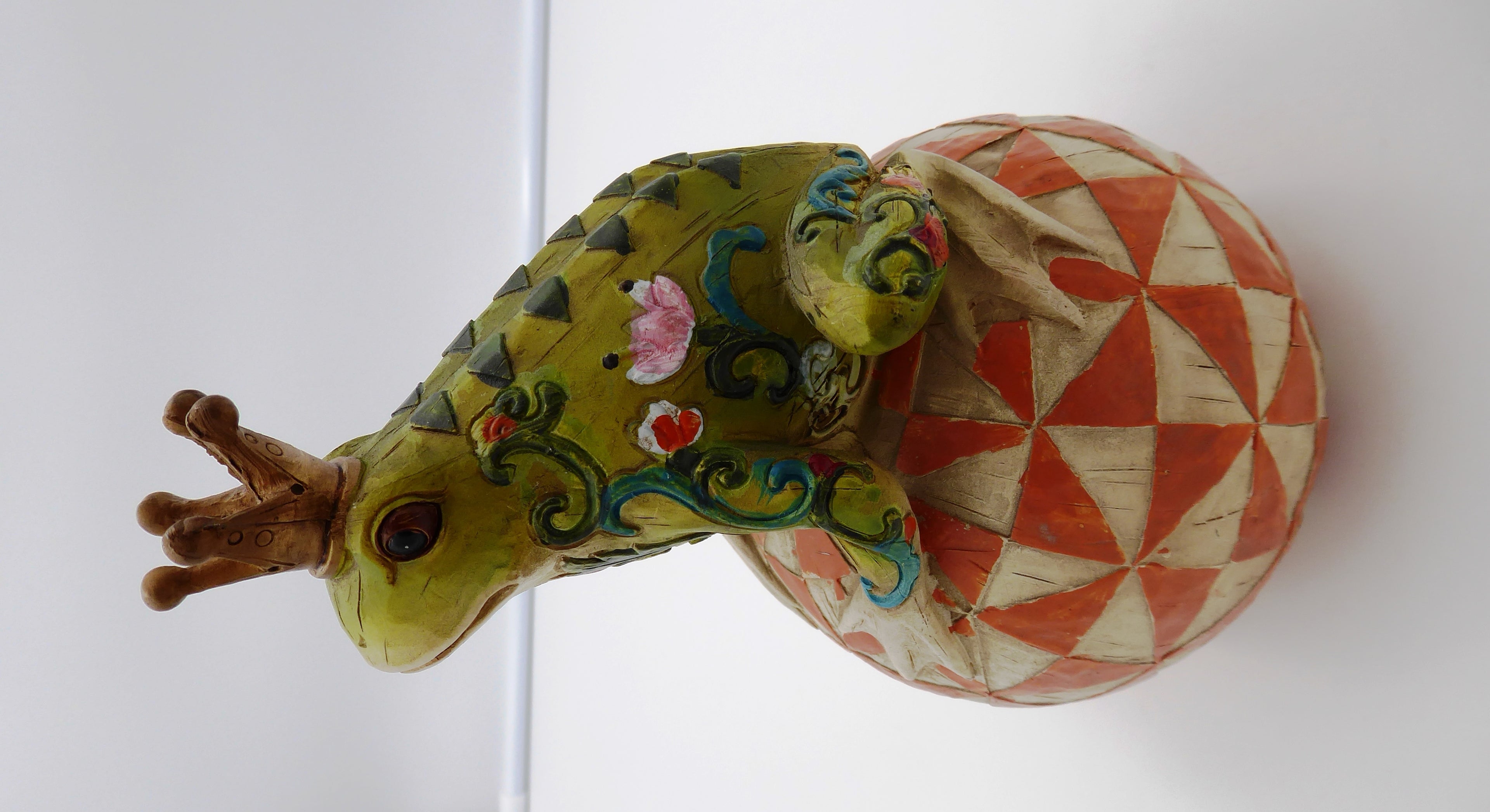 Céramique mate grenouille roi sur sa boule