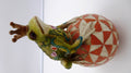 Céramique mate grenouille roi sur sa boule