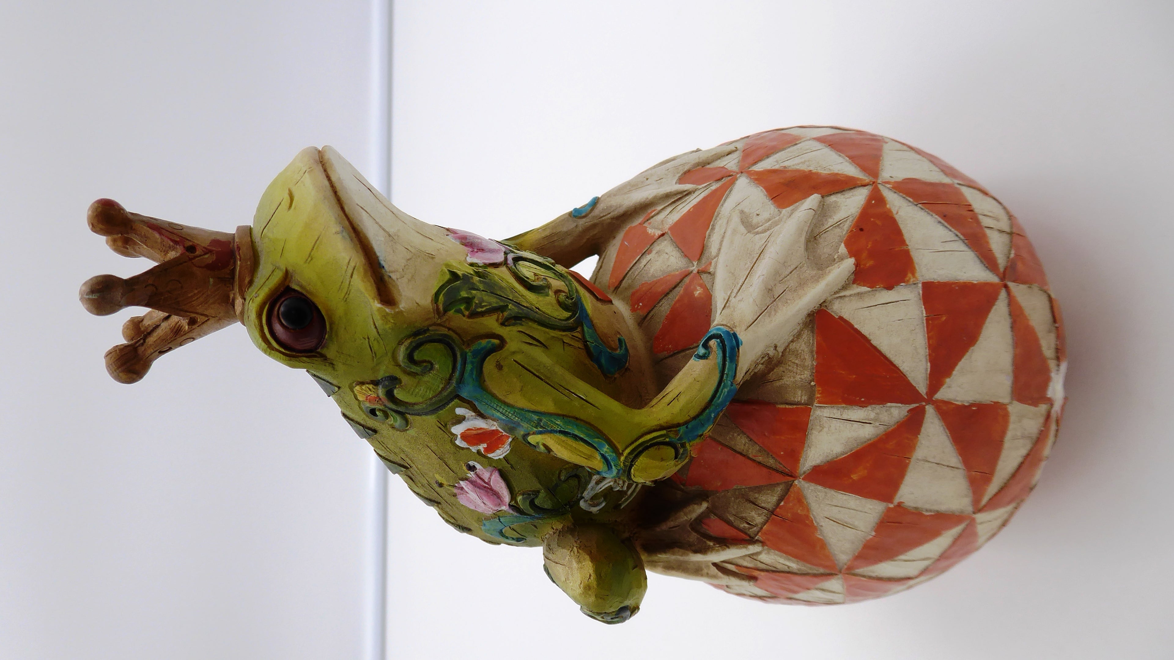Céramique mate grenouille roi sur sa boule