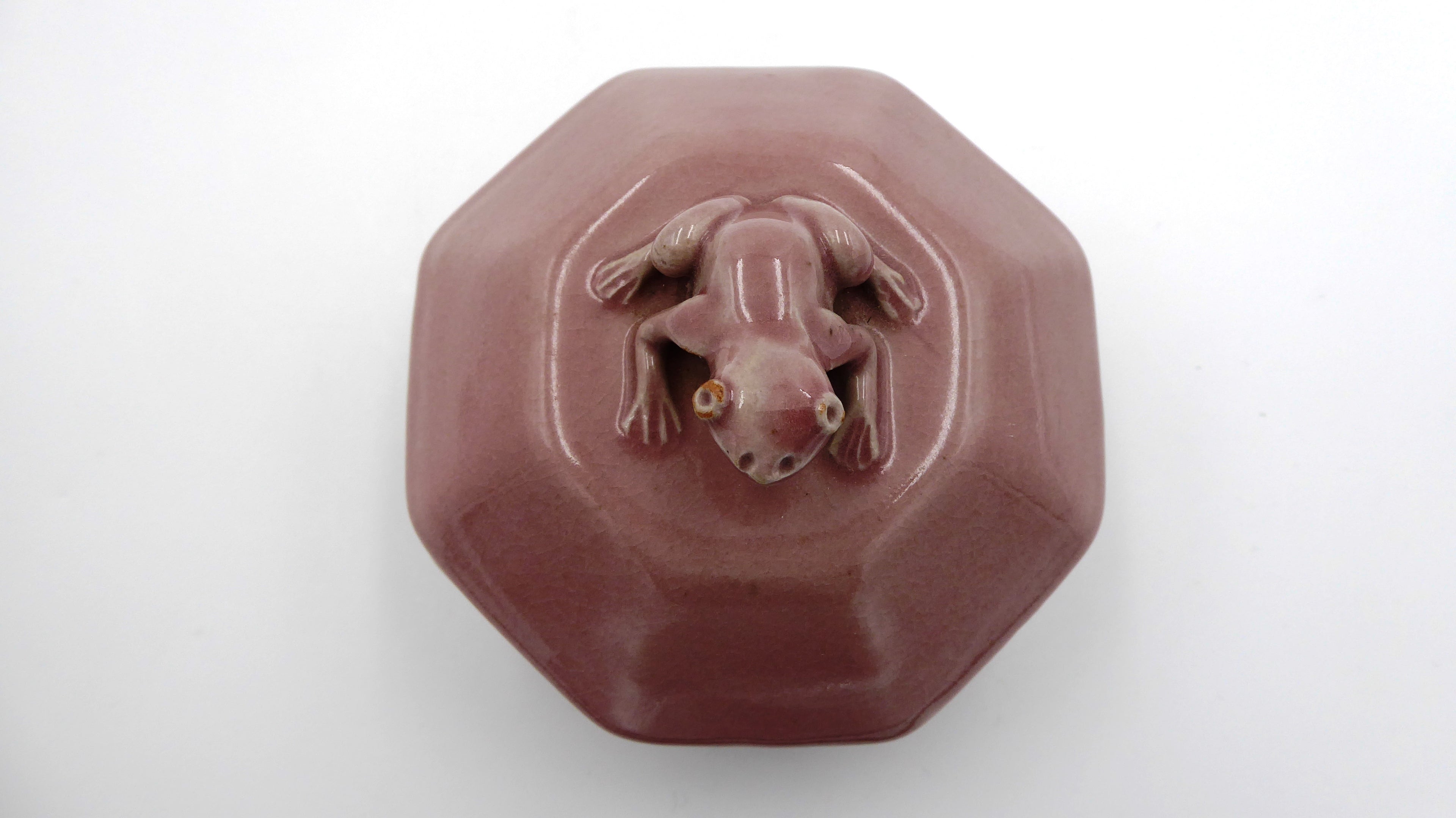 Vieille boite en céramique marron/mauve