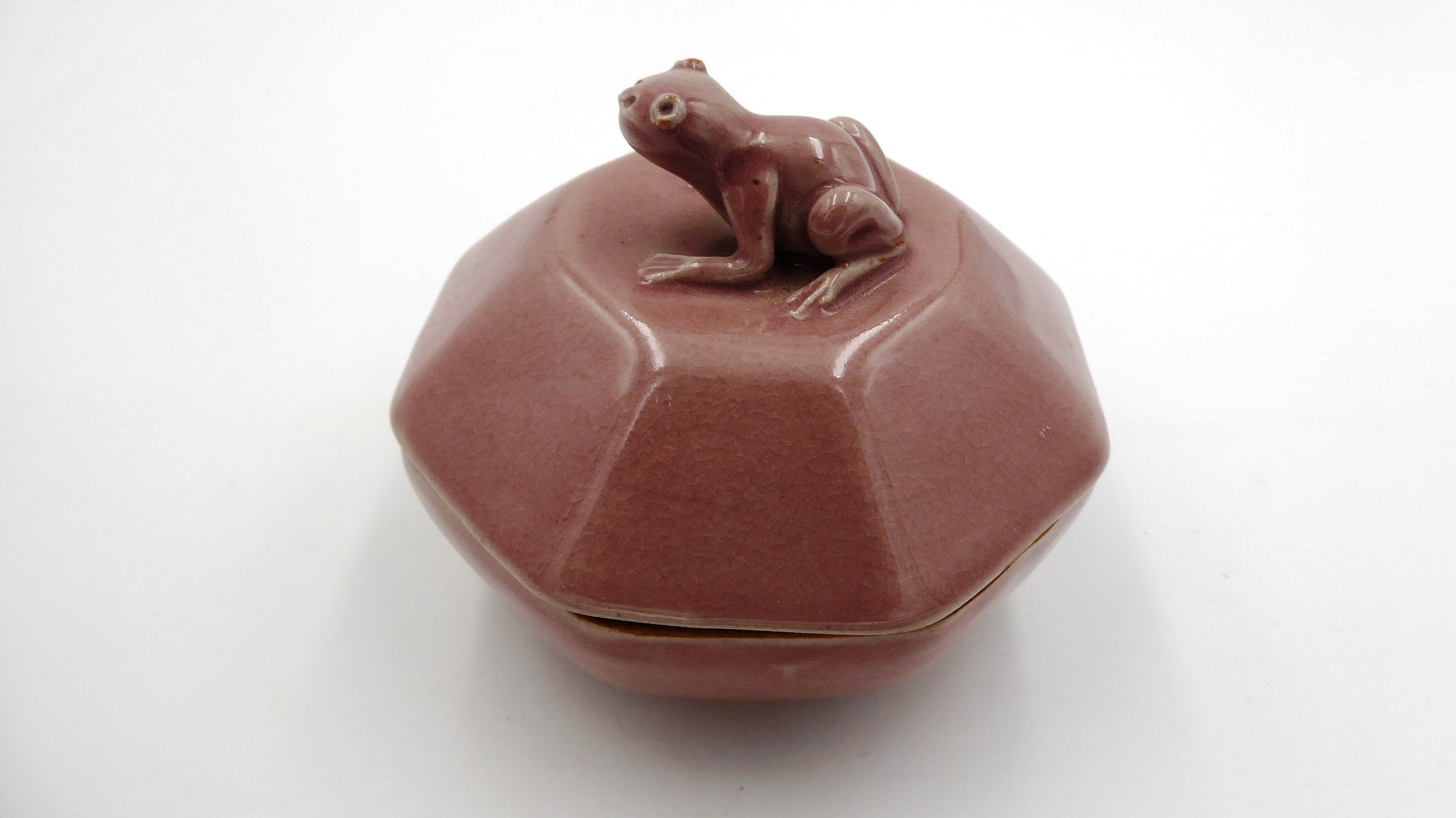 Vieille boite en céramique marron/mauve