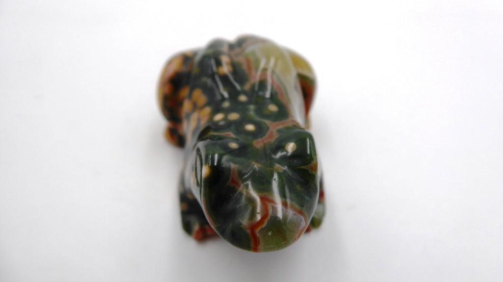 Très jolie petite grenouille en pierre verte tachetée
