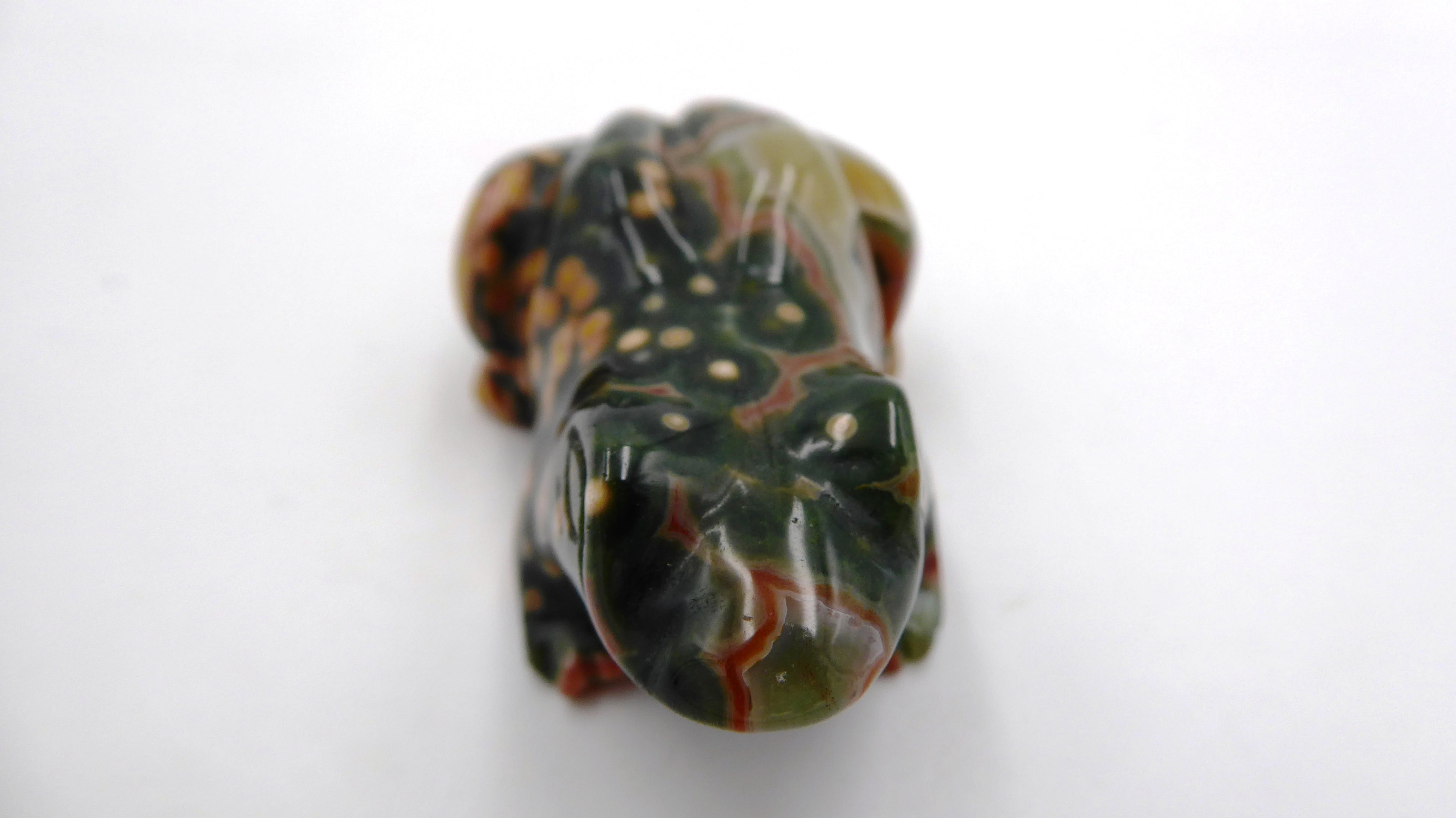 Très jolie petite grenouille en pierre verte tachetée