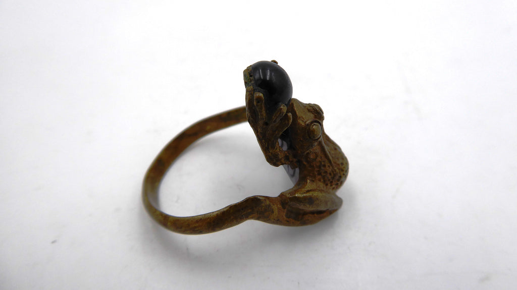 Vieille bague sertie d'une pierre