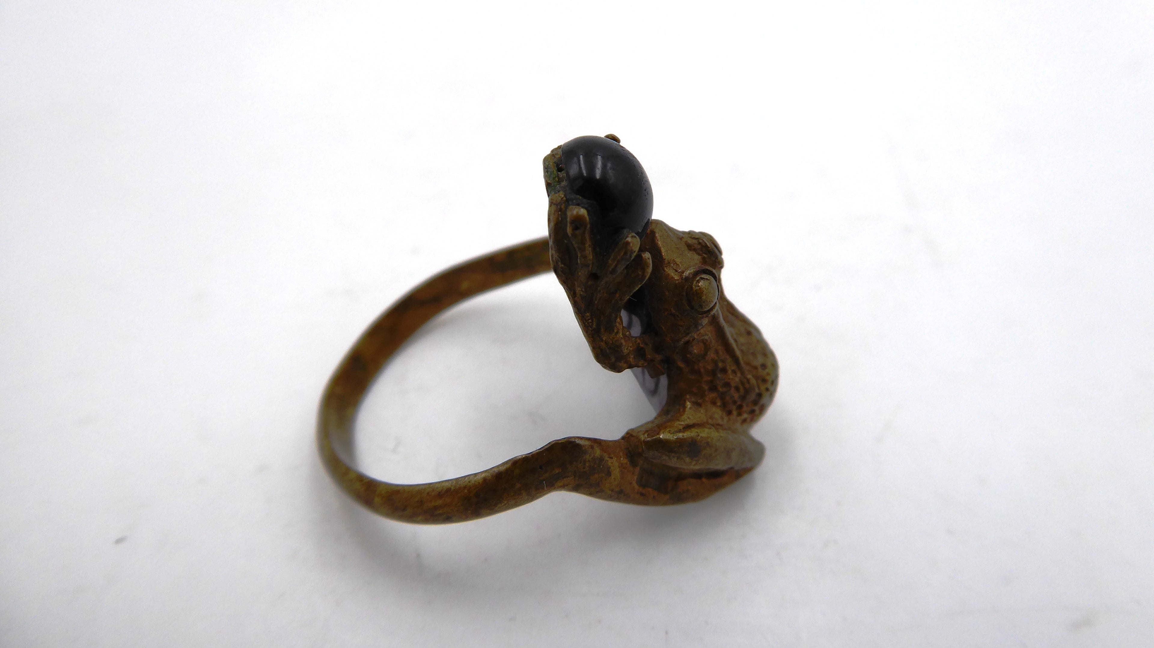 Vieille bague sertie d'une pierre