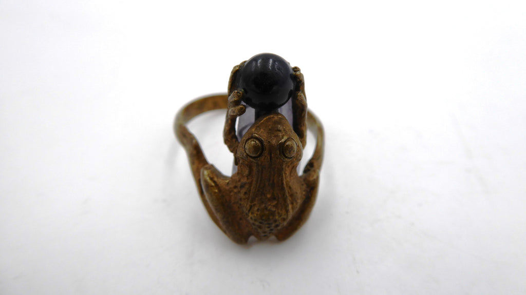 Vieille bague sertie d'une pierre