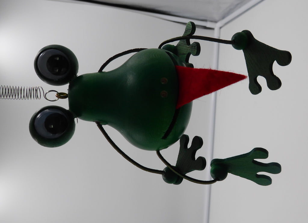 Originale grenouille à suspendre en bois teinté