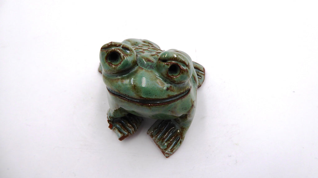 Petite céramique grenouille au dos tacheté
