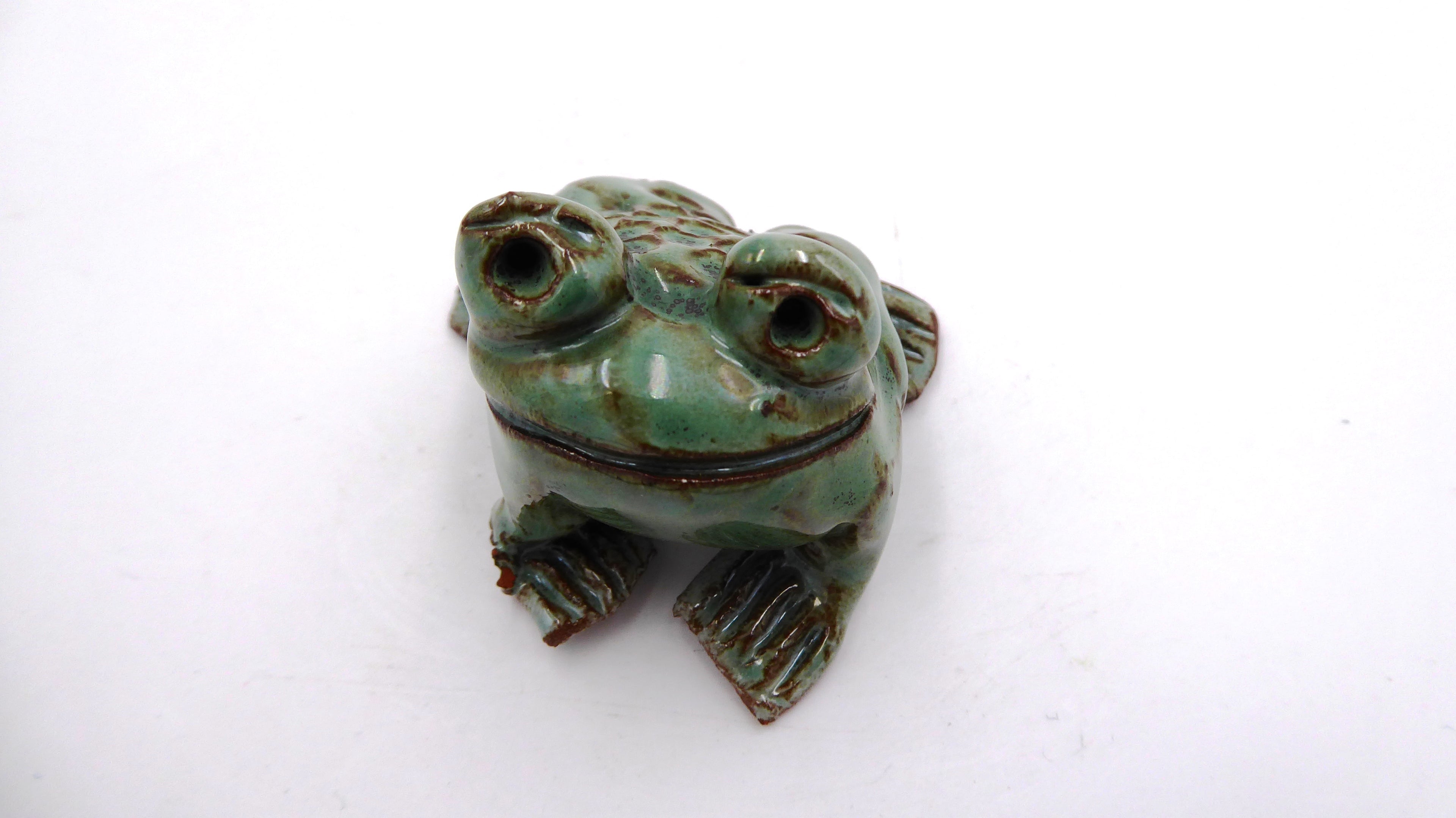 Petite céramique grenouille au dos tacheté