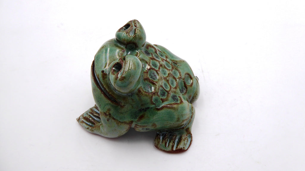 Petite céramique grenouille au dos tacheté