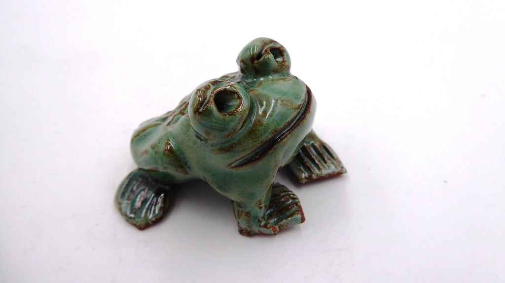 Petite céramique grenouille au dos tacheté