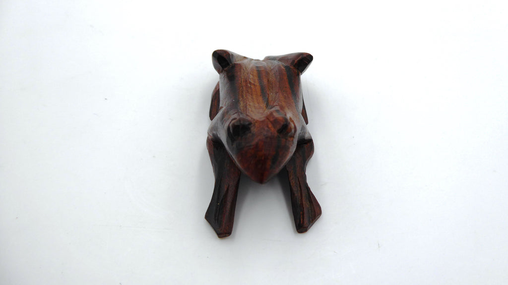 Grenouille sculptée dans du bois de palissandre