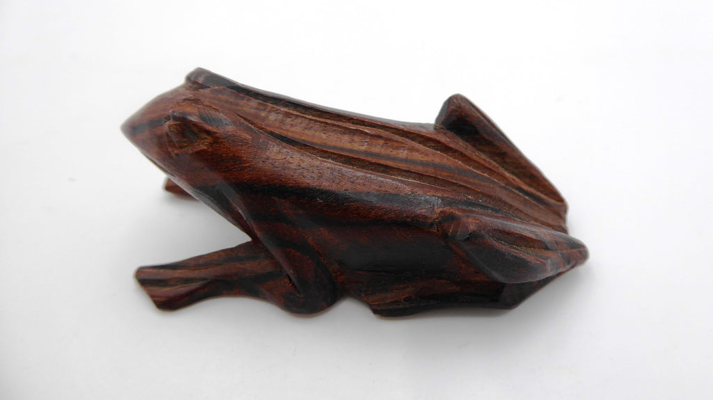 Grenouille sculptée dans du bois de palissandre