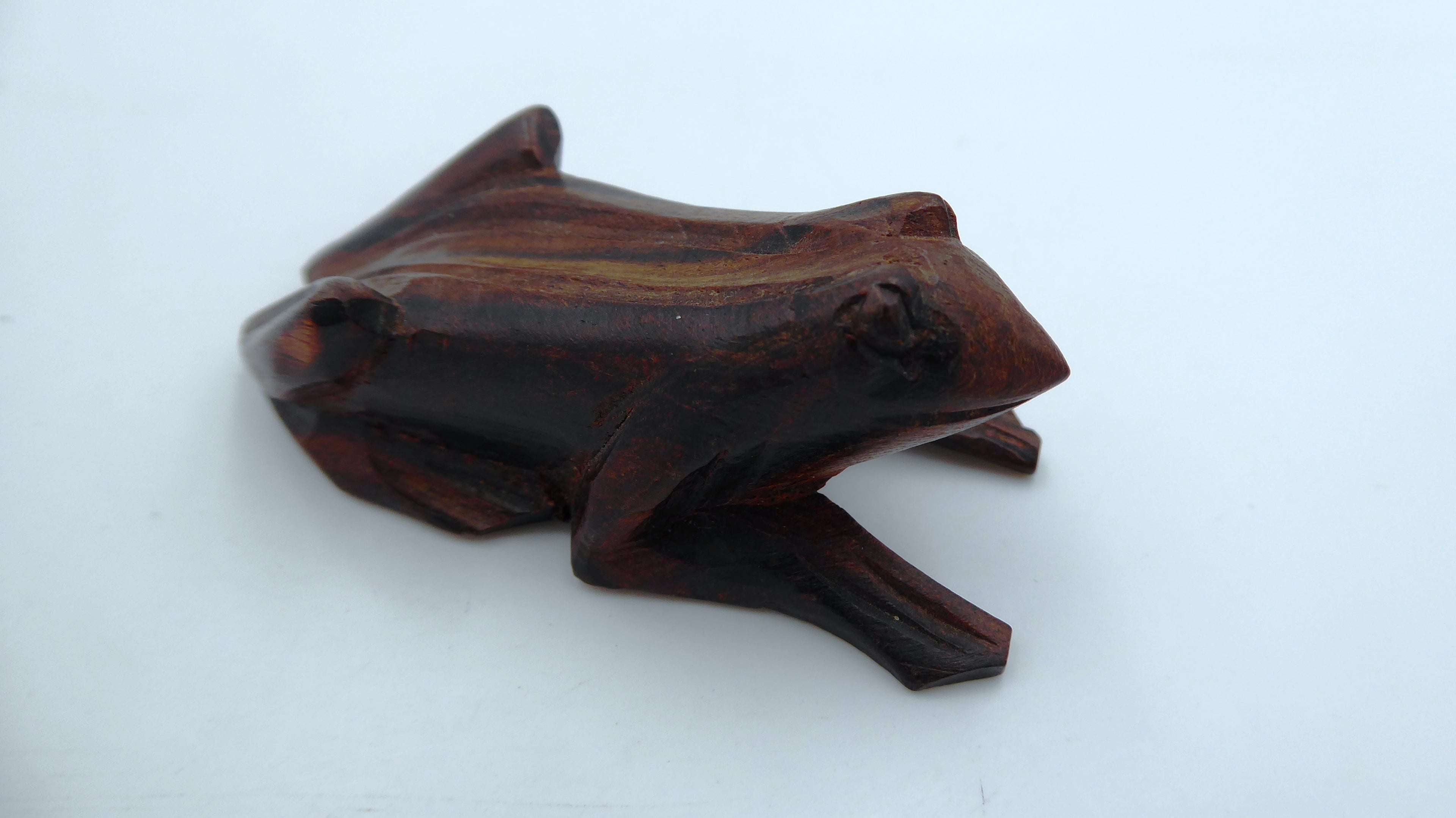 Grenouille sculptée dans du bois de palissandre