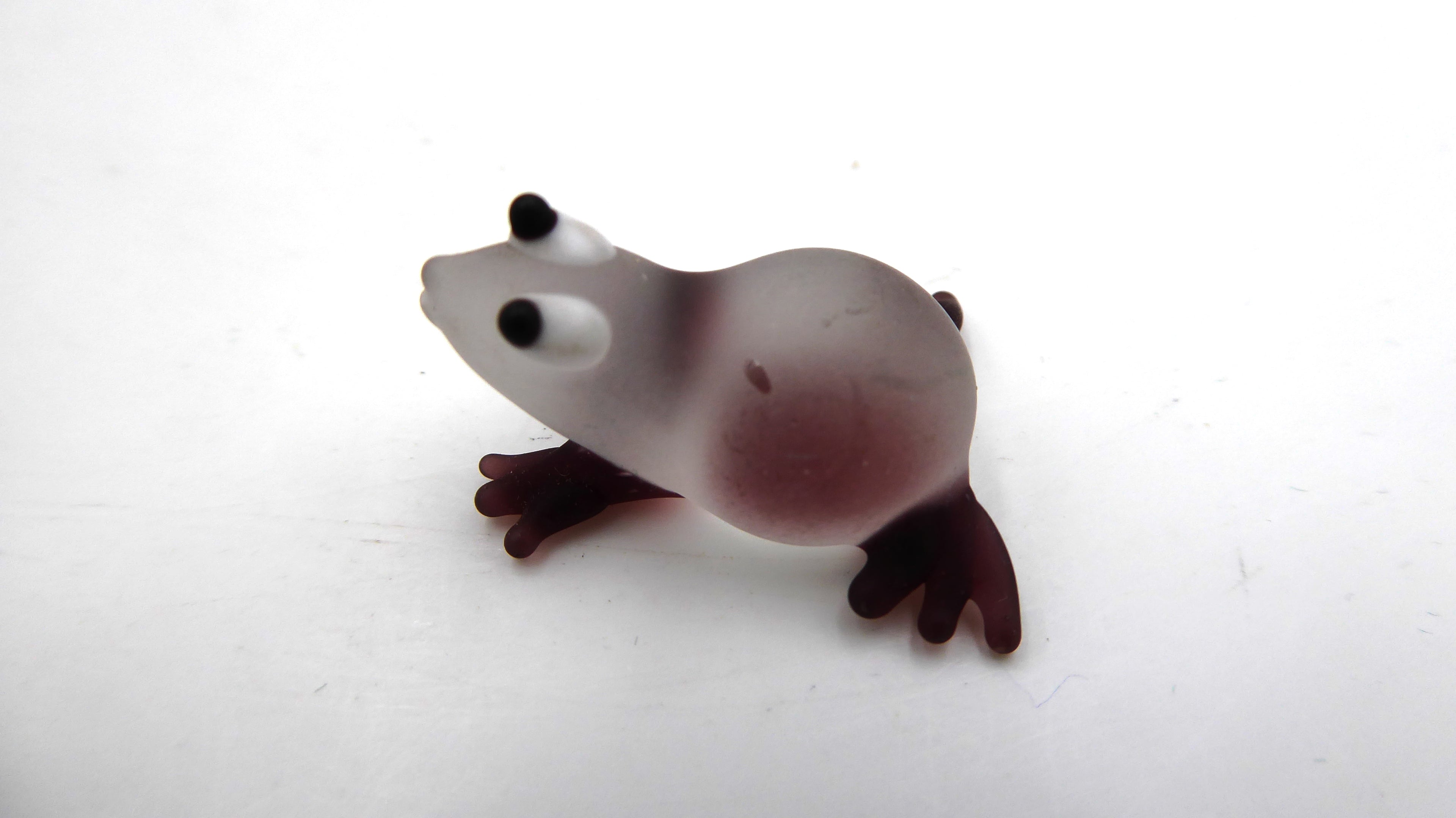 Très petite grenouille en pâte de verre