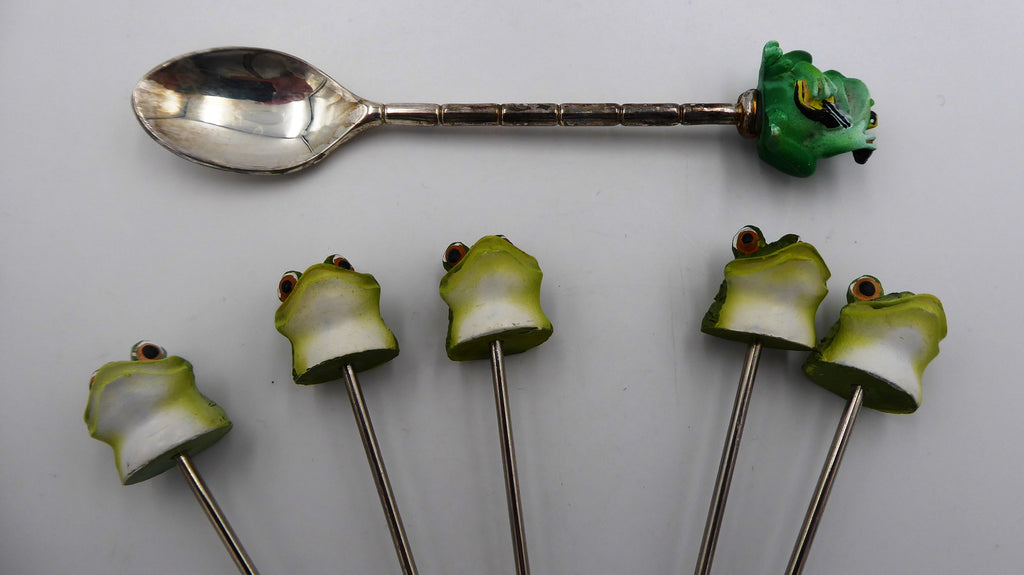 Lot de cinq piques grenouilles et une cuillère