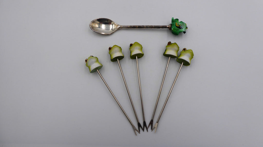 Lot de cinq piques grenouilles et une cuillère