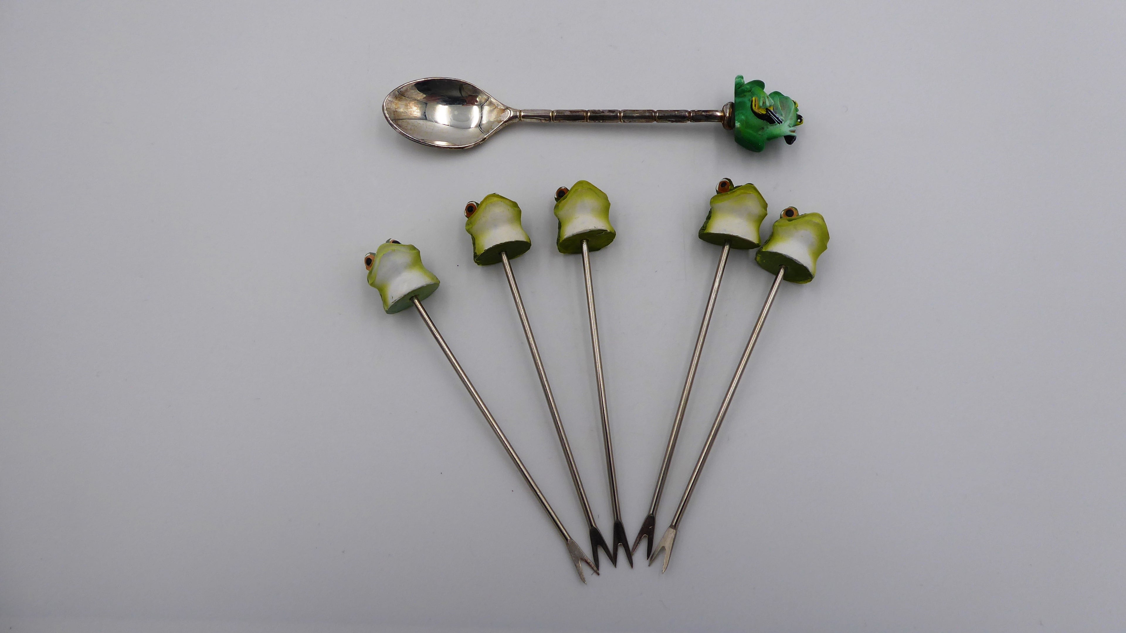 Lot de cinq piques grenouilles et une cuillère