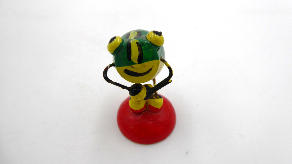 Vieil assemblage de matériaux formant grenouille