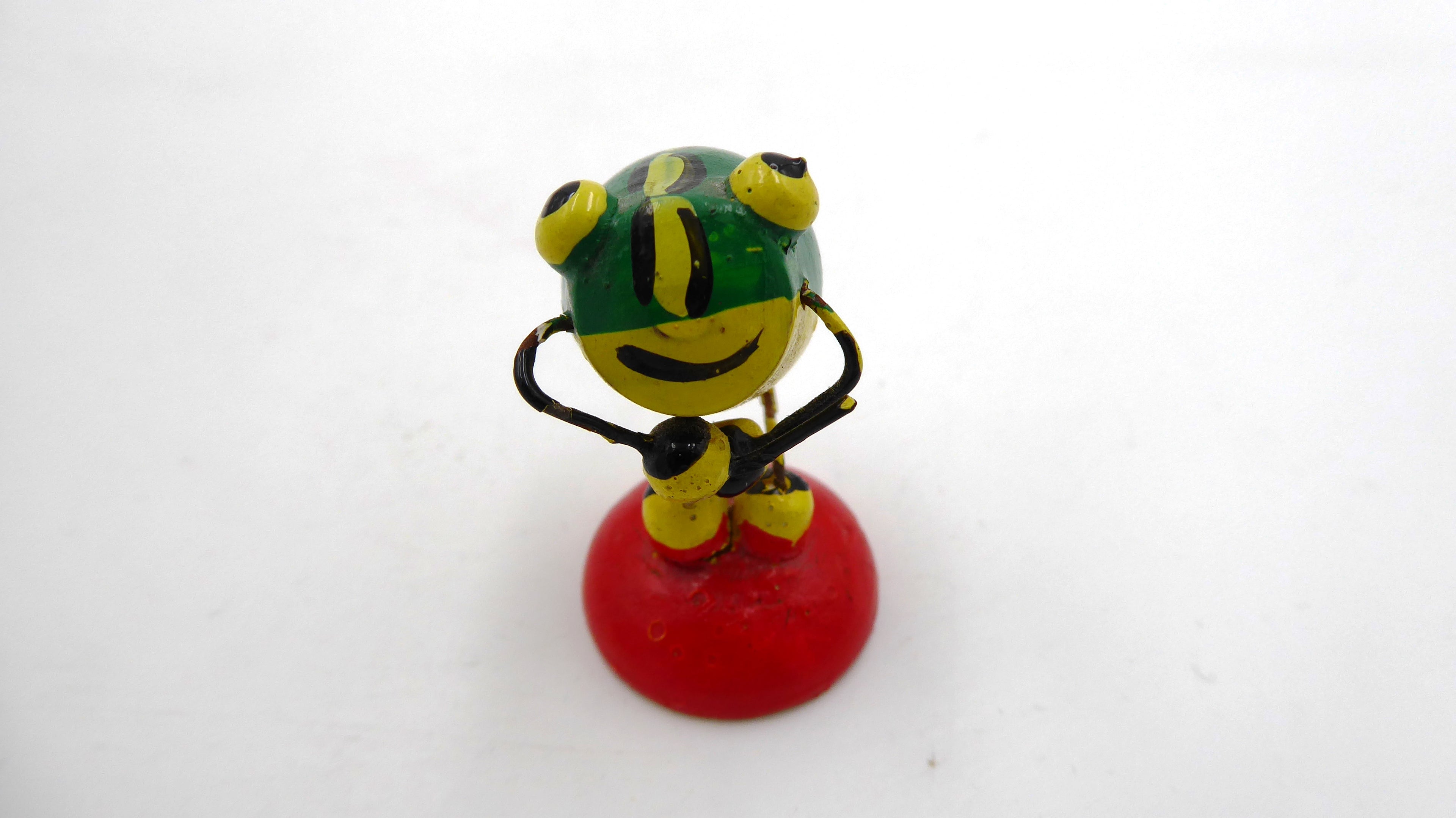 Vieil assemblage de matériaux formant grenouille