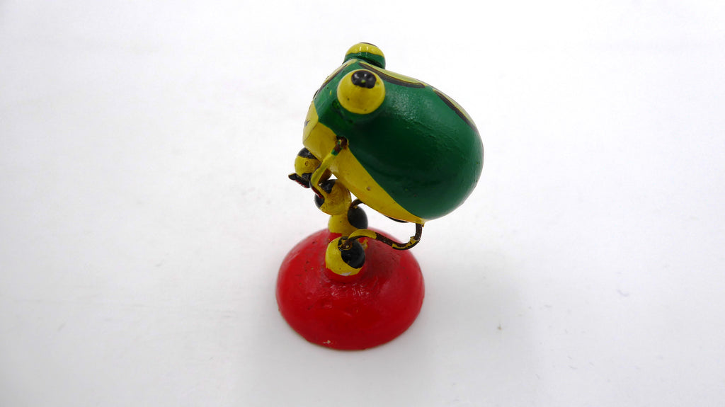 Vieil assemblage de matériaux formant grenouille