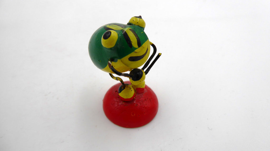 Vieil assemblage de matériaux formant grenouille