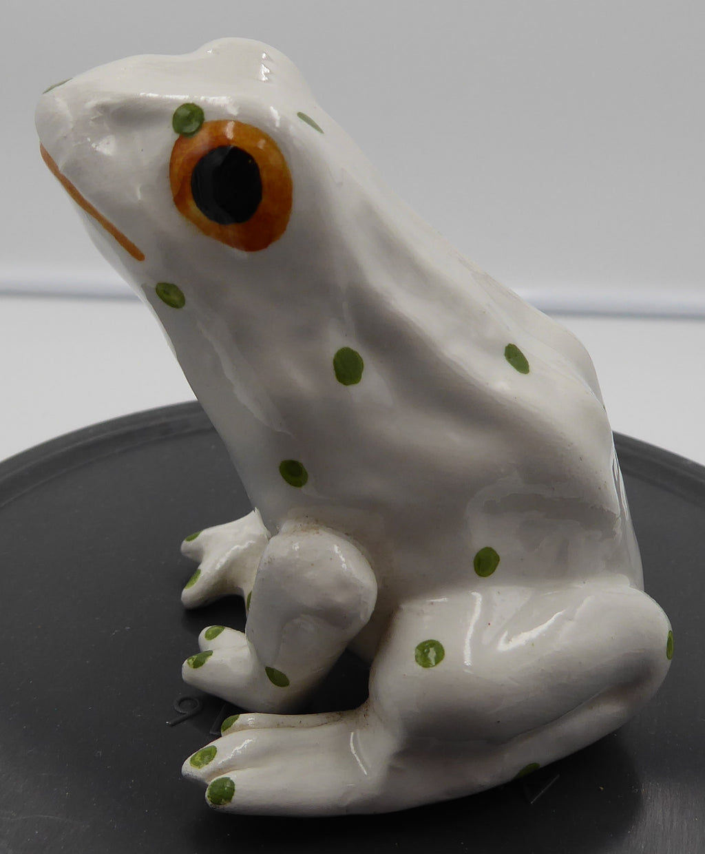 Grenouille en céramique blanche à pois verts