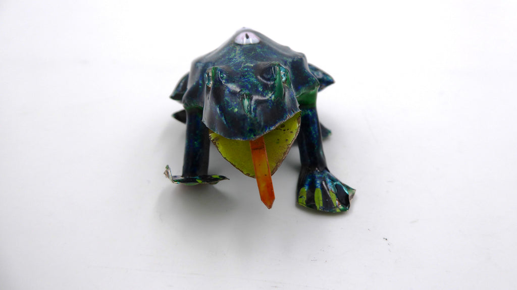 Unique petite et sculpture métallique grenouille tirant la langue