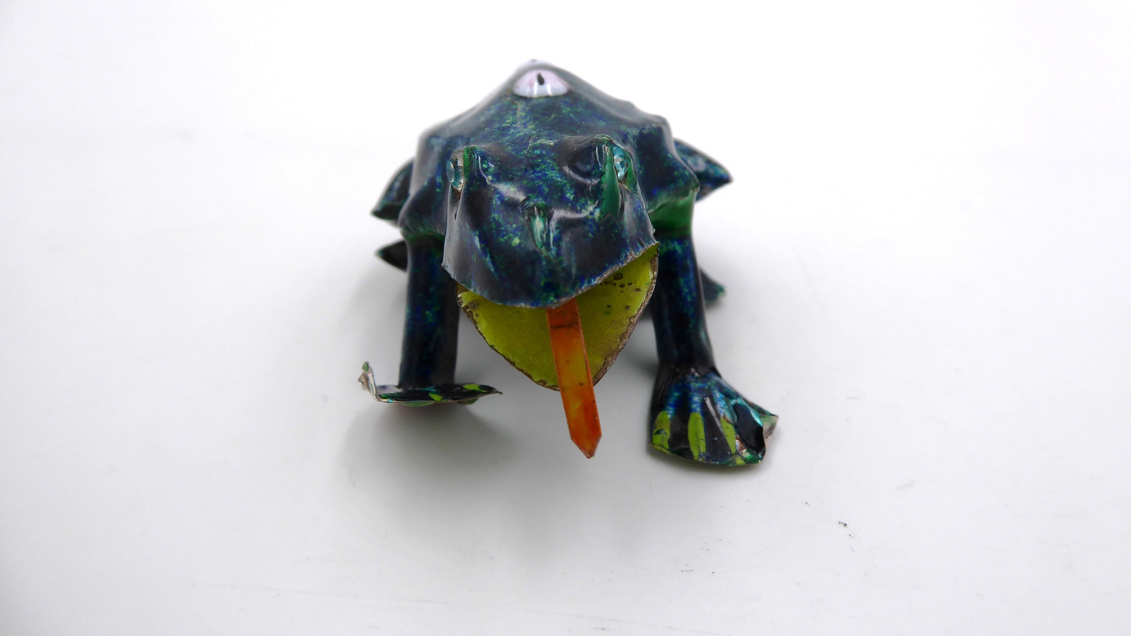 Unique petite et sculpture métallique grenouille tirant la langue