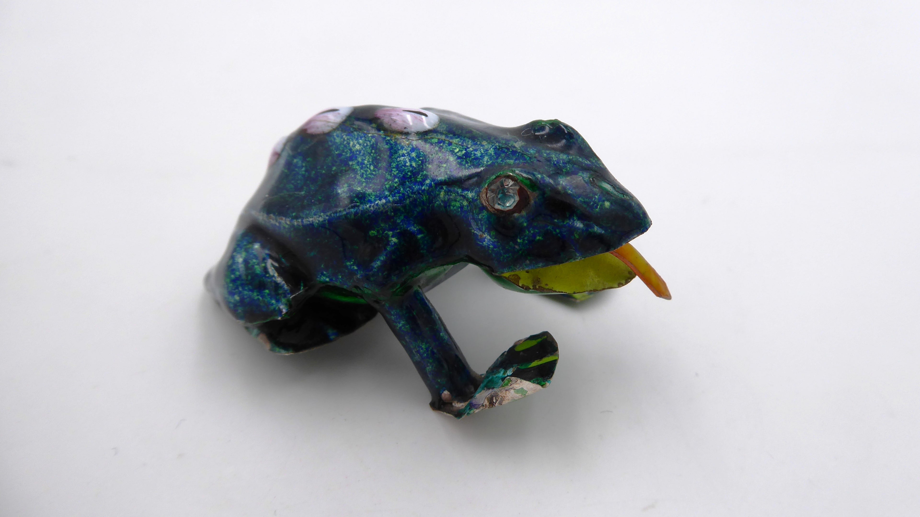 Unique petite et sculpture métallique grenouille tirant la langue