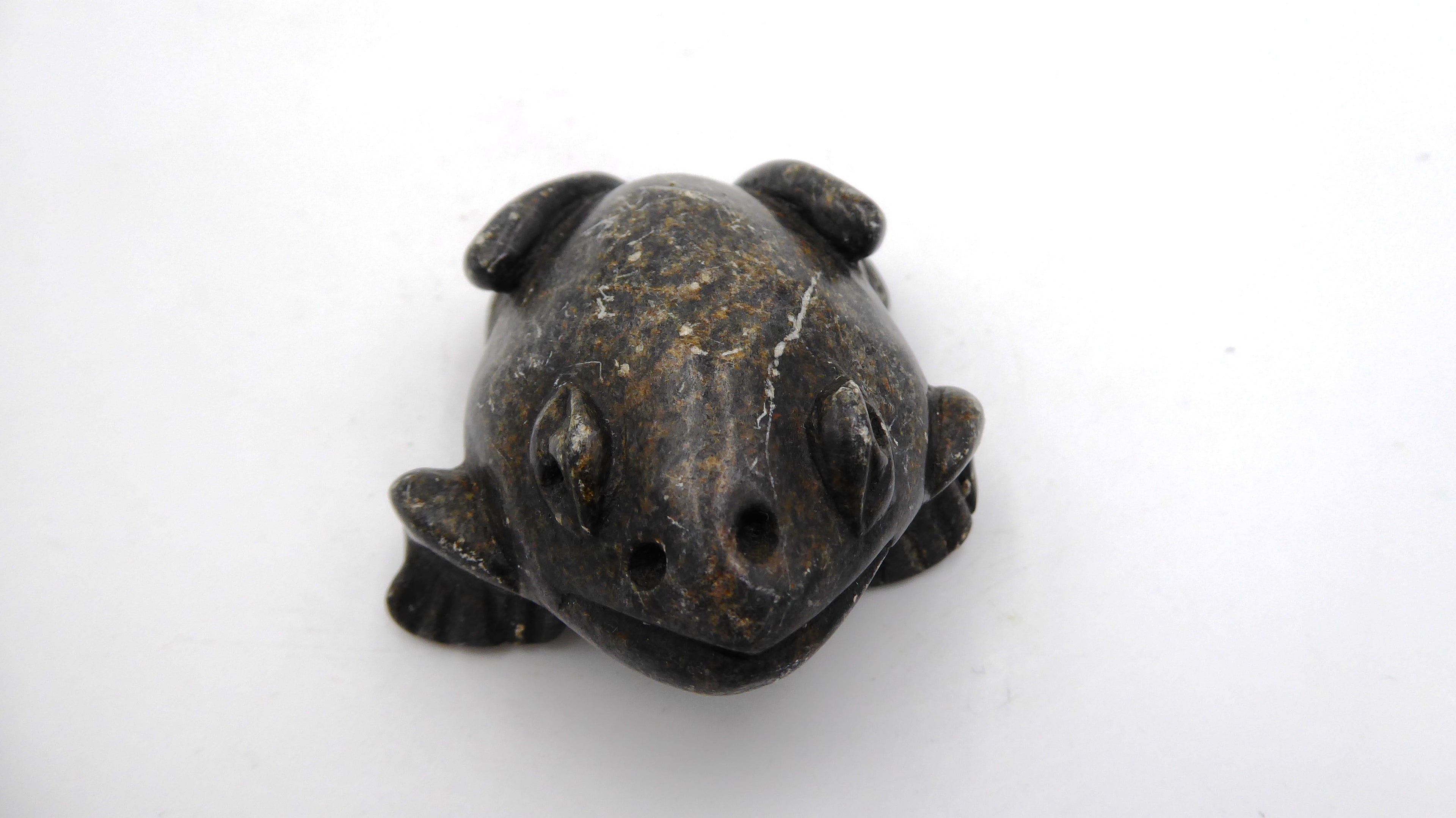 Grenouille en pierre noire veinée