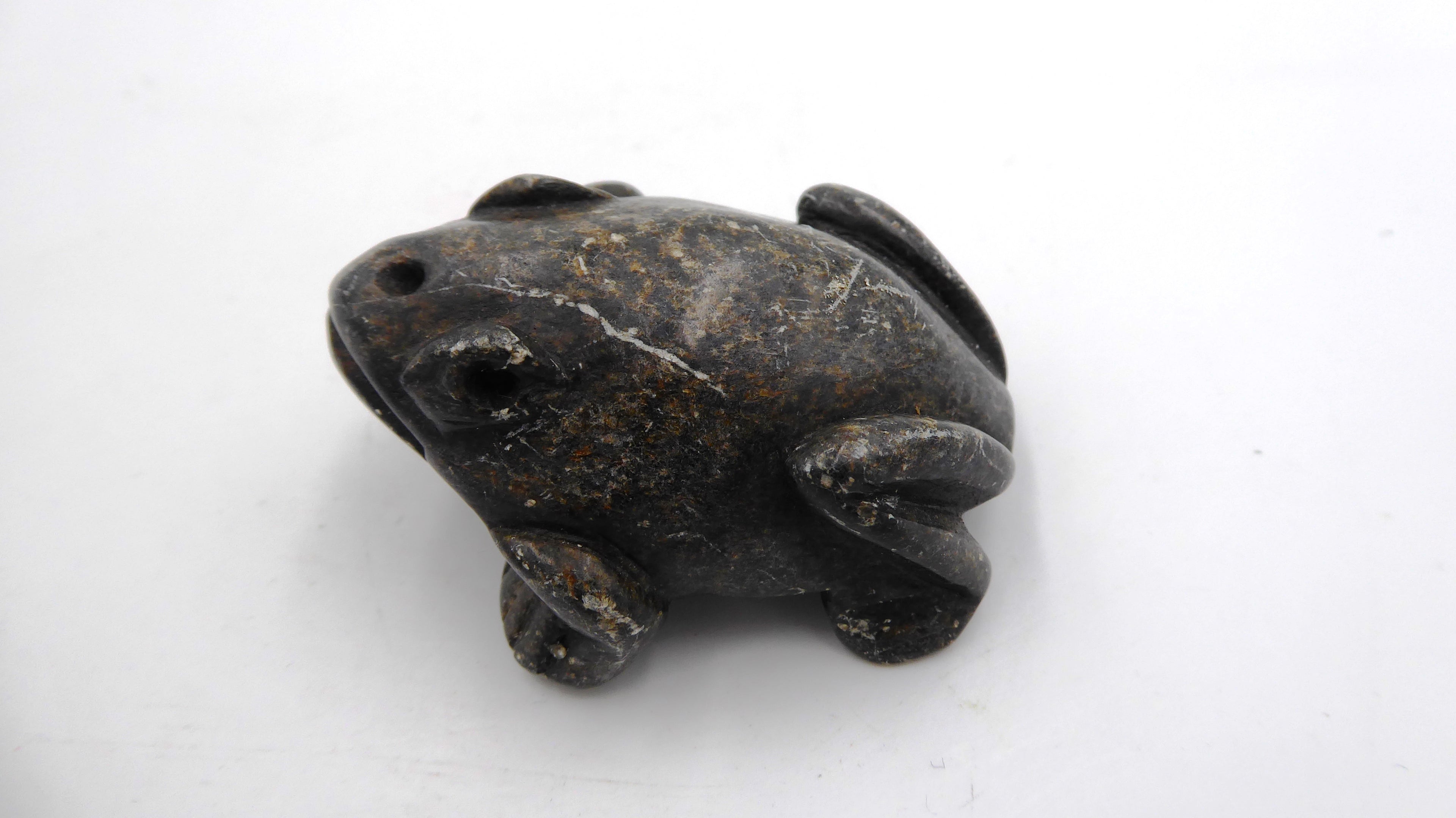 Grenouille en pierre noire veinée