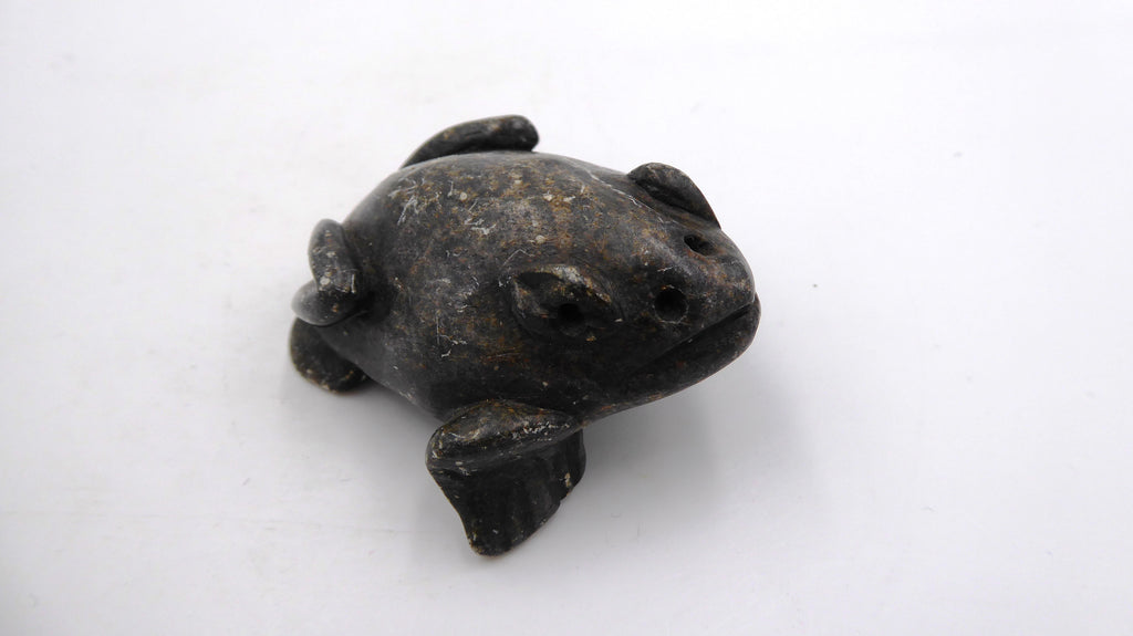 Grenouille en pierre noire veinée