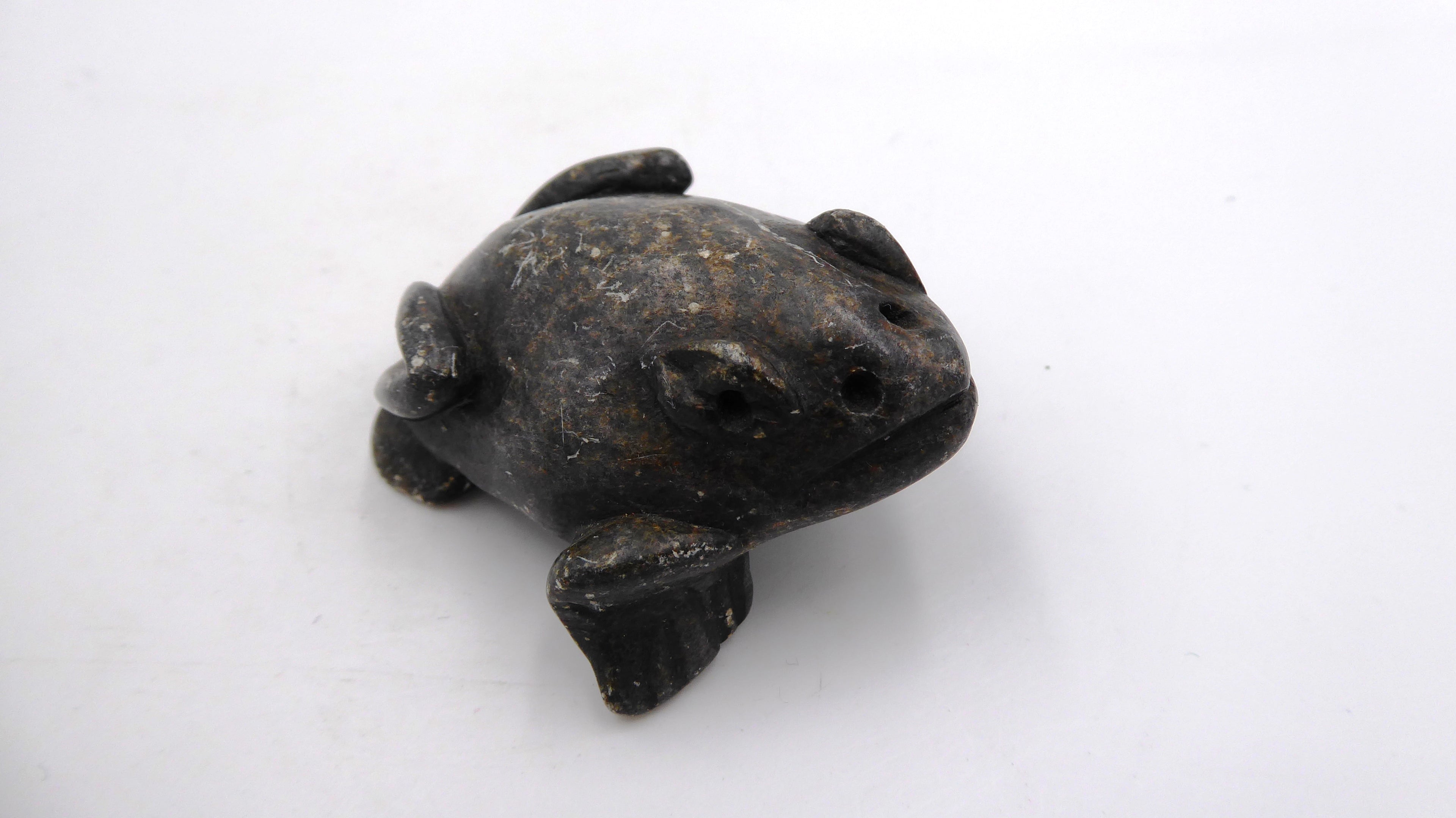 Grenouille en pierre noire veinée
