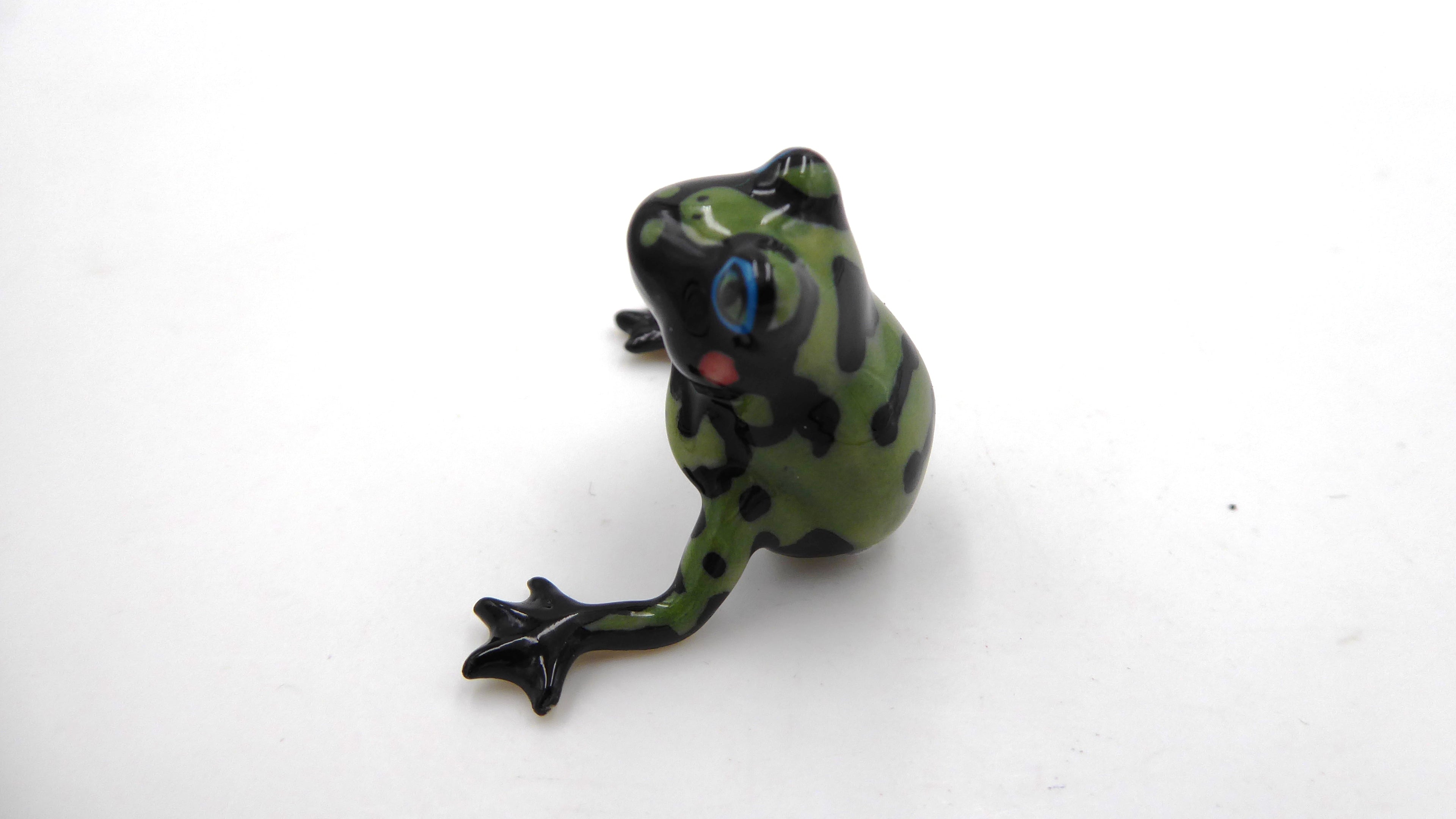 Belle petite grenouille céramique peinte