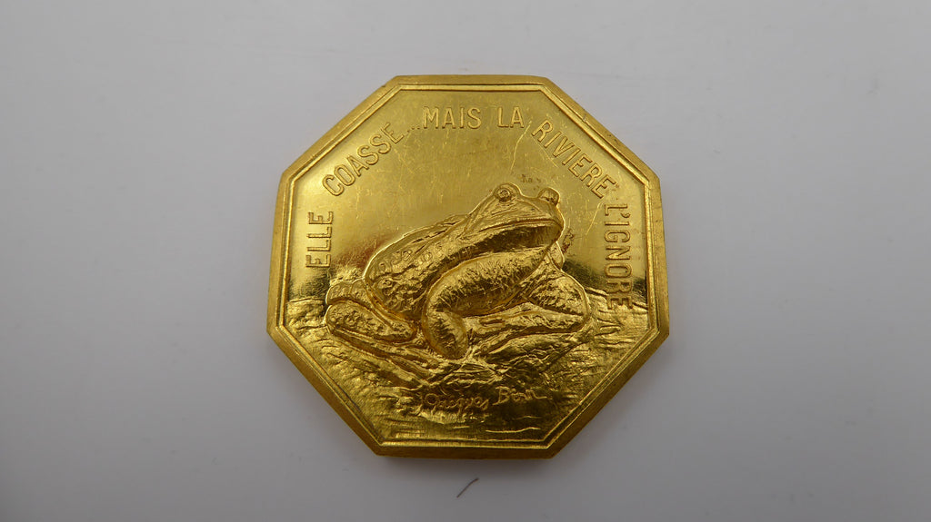 Médaille grenouille "Elle croasse dans la rivière"
