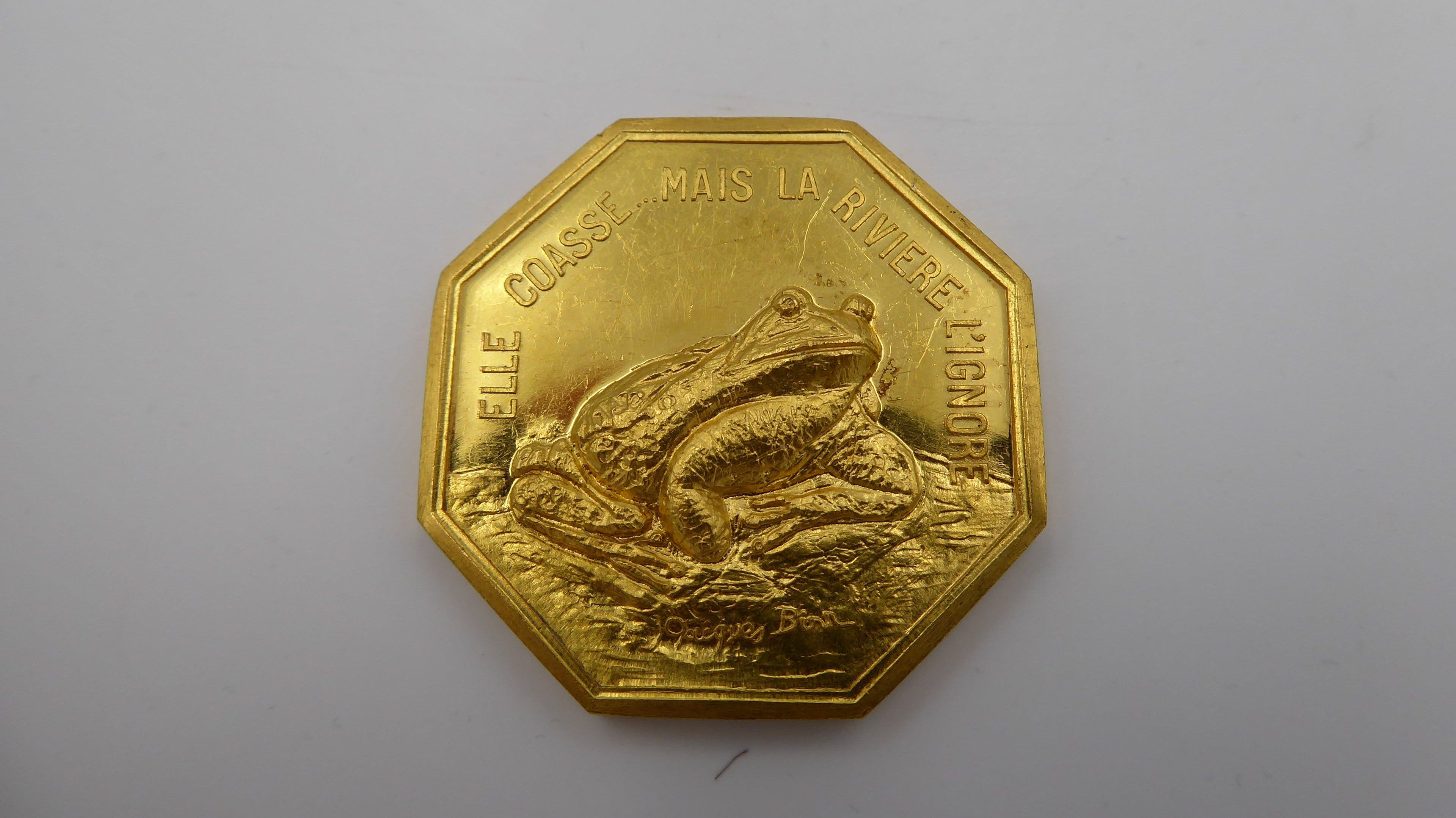 Médaille grenouille "Elle croasse dans la rivière"