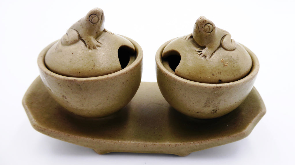 Couple formant salière et poivrière en céramique mate